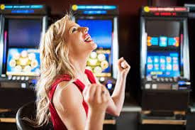 Antarmuka aplikasi mobile oketogel menampilkan permainan slot dan kasino langsung